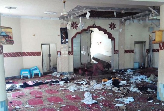 क्‍वेटा की मस्जिद में धमाके के बाद बिखरा पड़ा मलबा
