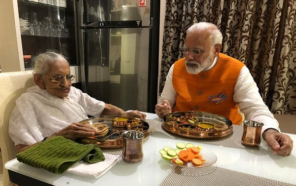 PM नरेंद्र मोदी अपनी मां के साथ खाना खाते हुए