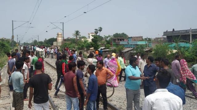 रेलवे ट्रैक पर लोगों की भीड़