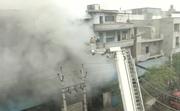 दिल्ली में दो फैक्ट्रियों में लगी आग