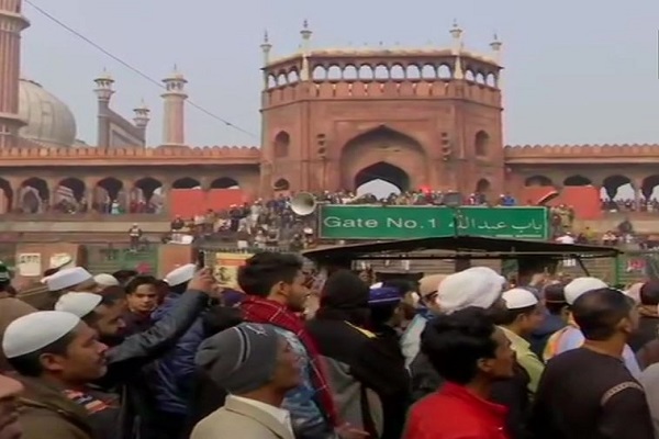 जामा मस्जिद के सामने विरोध प्रदर्शन करते लोग