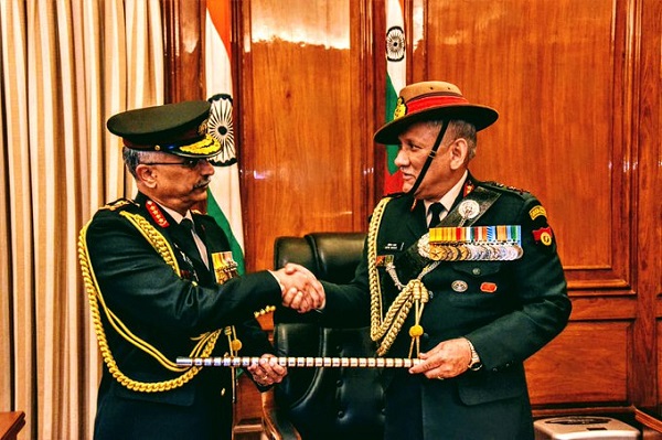 बिपिन रावत की मौजूदगी में जनरल मनोज मुकुंद नरवणे ने संभाला कार्यभार