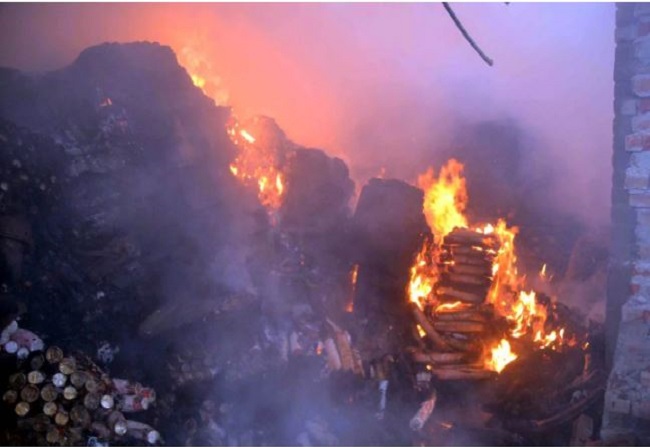 शामली में कैराना रोड पर पेपर गिलास फैक्टरी में लगी आग