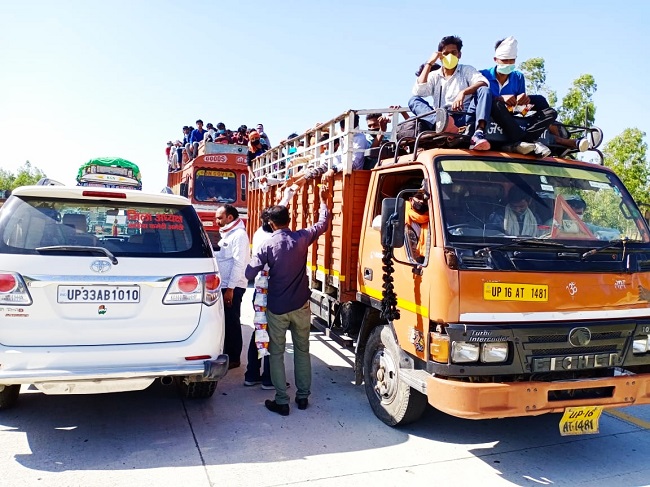 ट्रकों व अन्य वाहनों से अमेठी जिले में पहुंच रहे हैं लोग