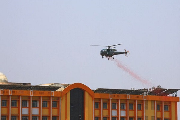 हॉस्पिटल पर फूलों की बारिश करते भारतीय वायुसेना के हेलिकॉप्टर