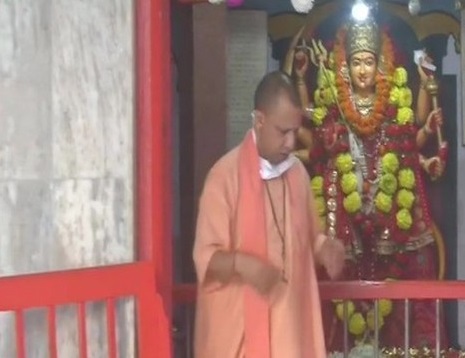 सीएम योगी ने सोमवार सुबह गोरखनाथ मंदिर में की पूजा