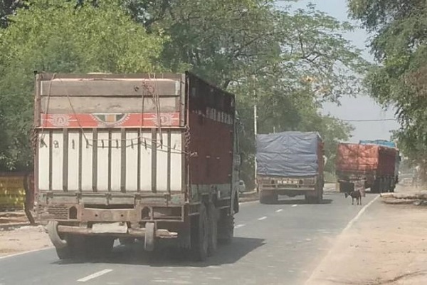 बालू से लदा ट्रक (फाइल फोटो)
