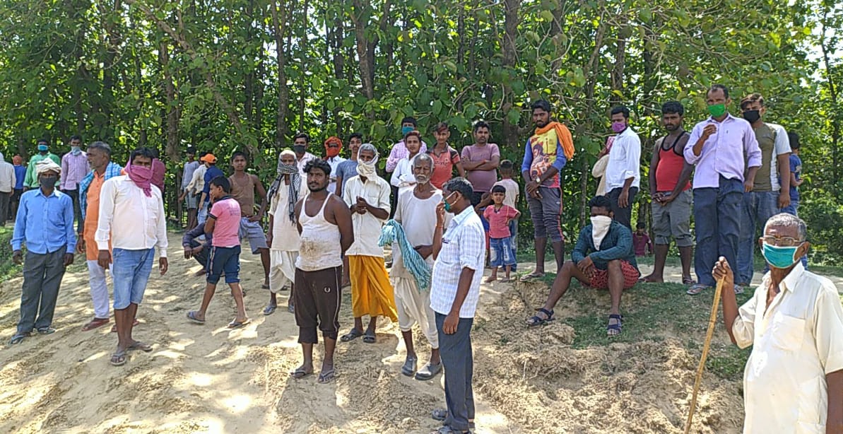ग्रामीणों ने मौके पर पहुंच रोका निर्माण कार्य