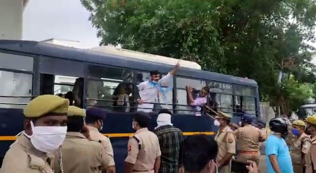 छात्रों को बस में भरकर ले जाती पुलिस