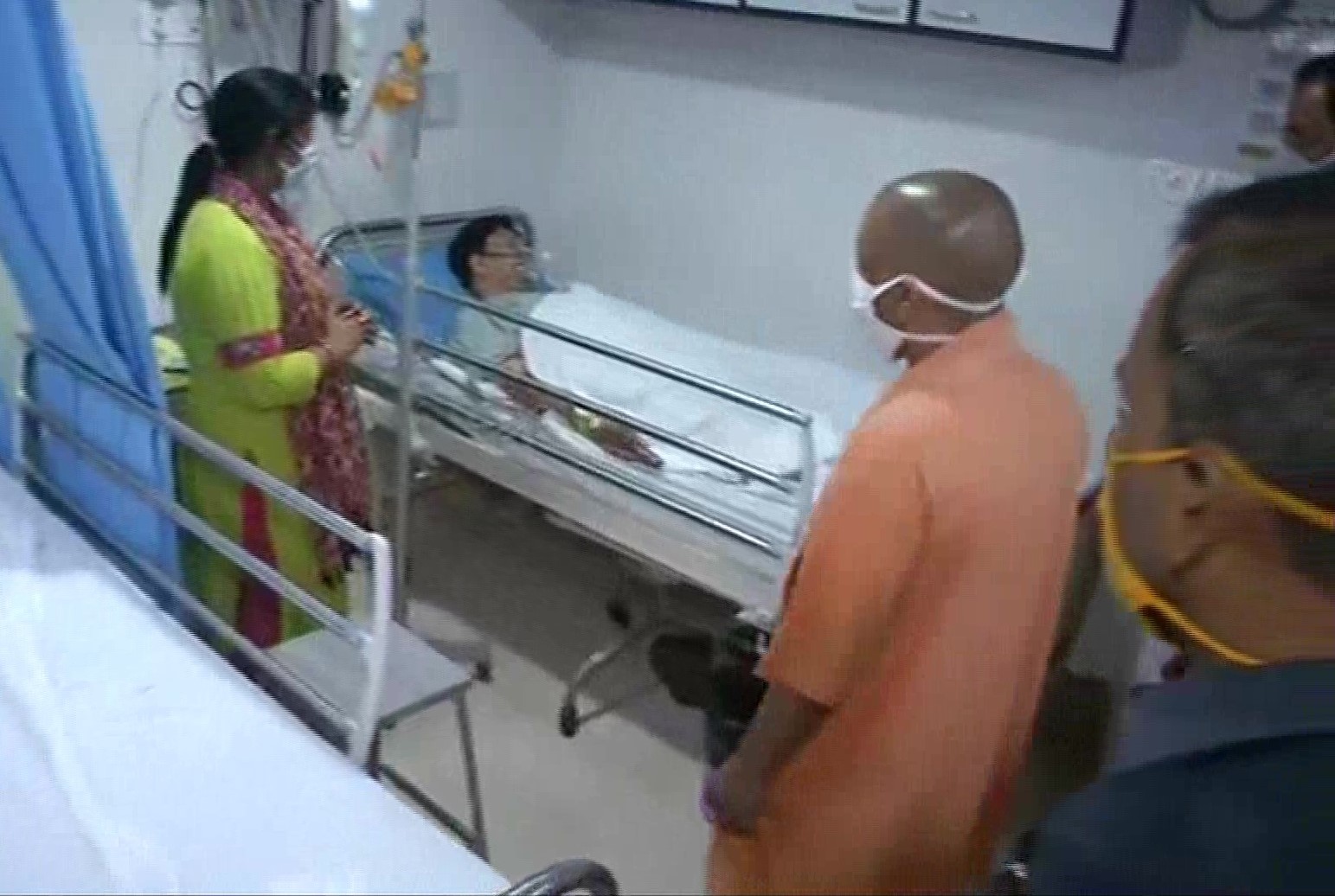 अस्पताल में घायल पुलिस कर्मी का हाल जानते सीएम योगी
