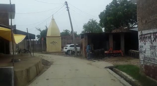 बिकरु गांव में अपराधी विकास दुबे के घर को जाने वाली गली