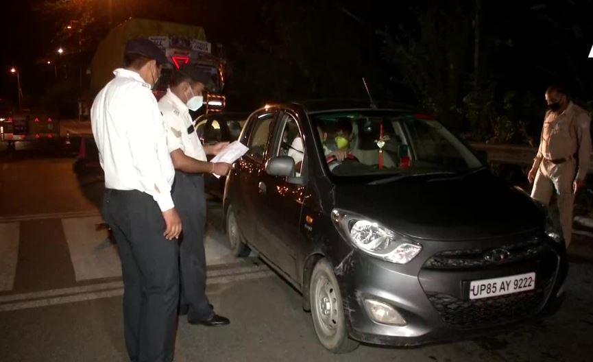 दिल्ली-यूपी (नोएडा) बॉर्डर पर वाहनों की चेकिंग में जुटी पुलिस