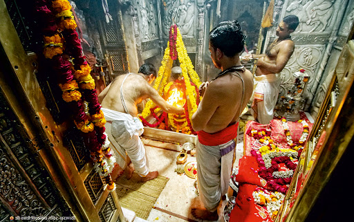 शिव मंदिरों में श्रद्धालुओं ने सोशल डिस्टेंसिंग का पालन