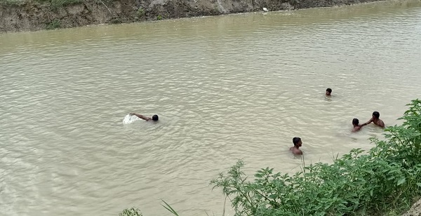 नदी में डूबे दो लोग