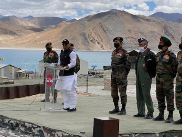 लद्दाख पहुंचे रक्षा मंत्री राजनाथ सिंह