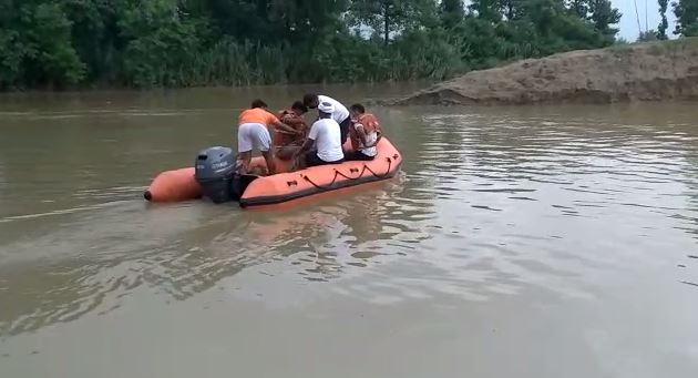 नदी में लापता युवक को लताशती टीम