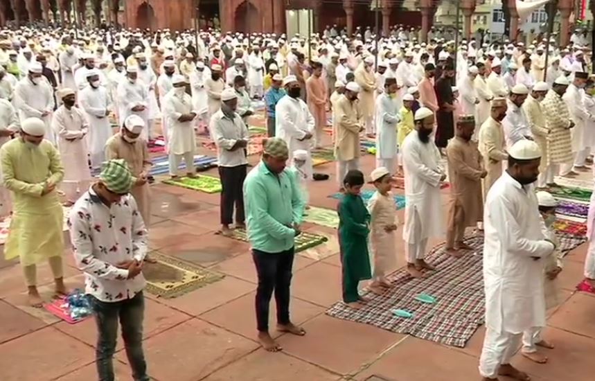 जामा मस्जिद में नमाज अदा करते लोग