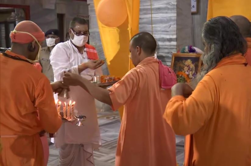 गोरखनाथ मंदिर में पूजा करते सीएम योगी