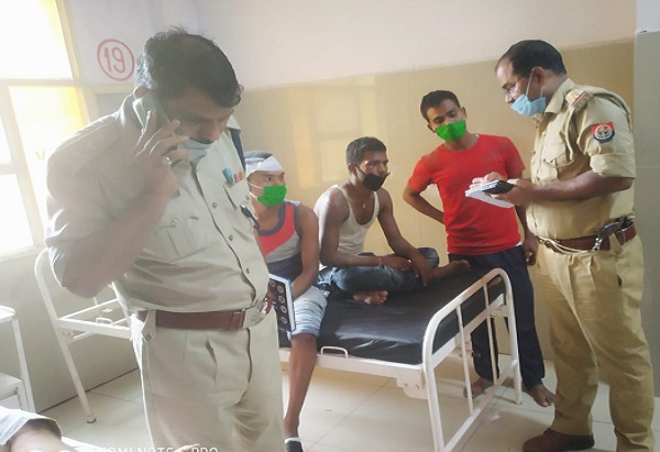 अस्पताल में घायलों से मिलते हुए SHO जमुनापार एमपी चतुर्वेदी