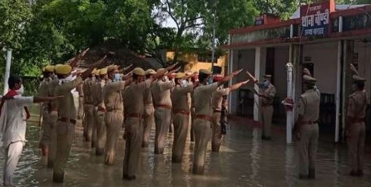 बाढ़ के पानी से भरे स्वतंत्रता दिवस समारोह मनाते पुलिसकर्मी