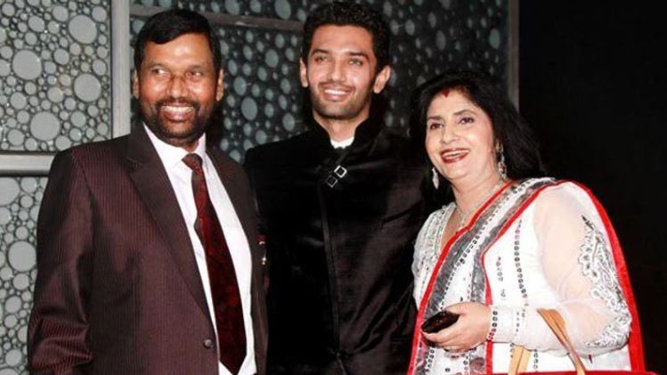 पत्नी रीना और बेटे चिराग के साथ राम विलास पासवान (फाइल फोटो)