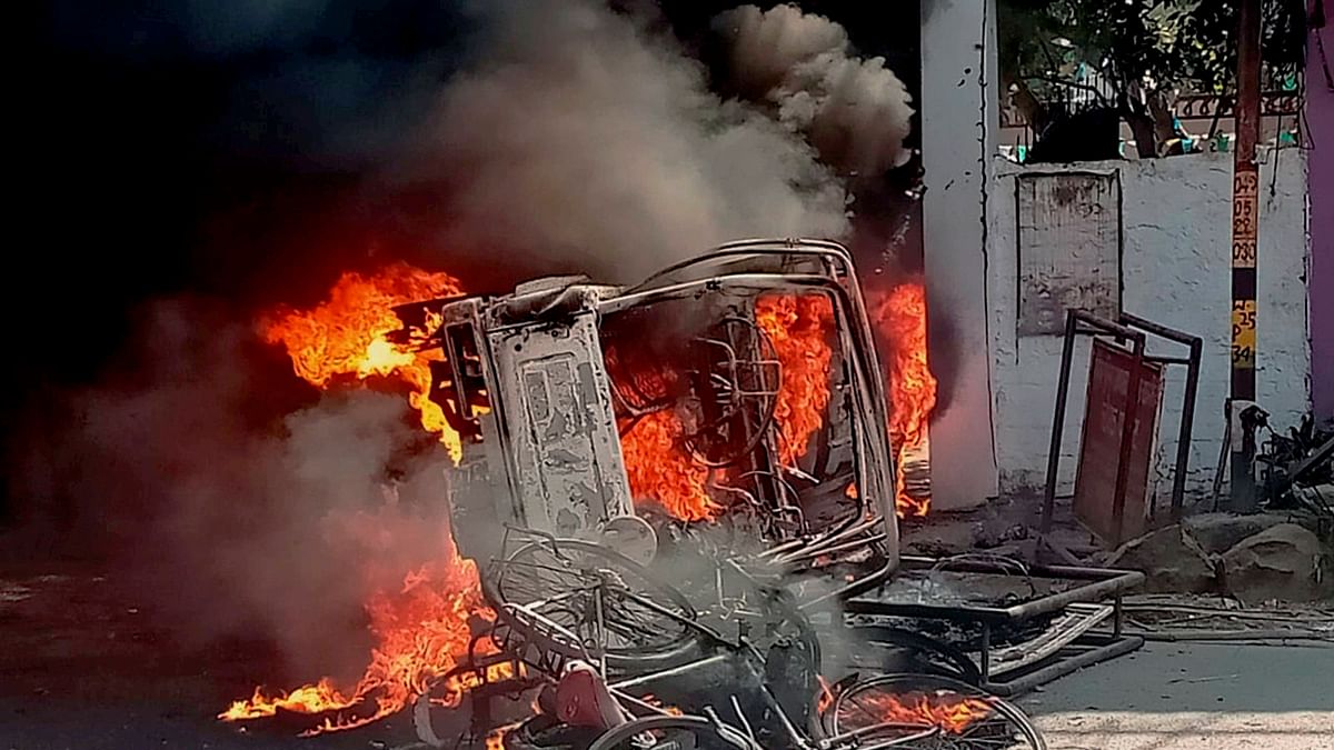 मुंगेर में मंगलवार को कई वाहनों में लगाई गयी आग (फाइल फोटो)