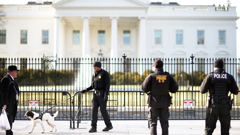 व्हाइट हाउस के बाहर तैनात सुरक्षाकर्मी(फाइल फोटो)