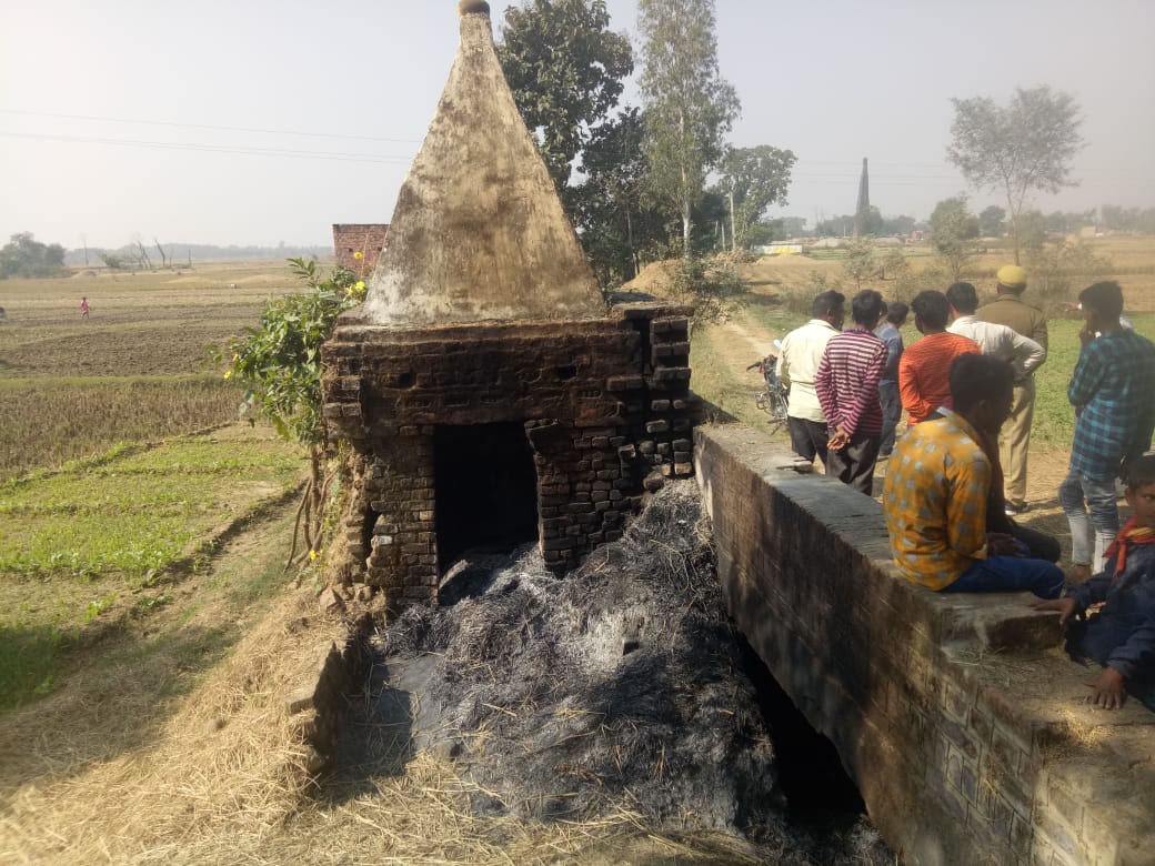 शिव मंदिर में आग लगने के बाद मौके पर मौजूद पुलिस व स्थानीय लोग