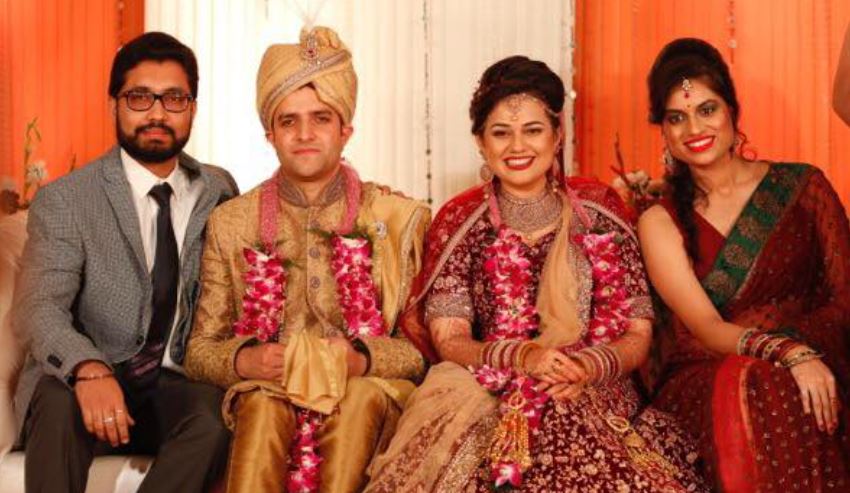 टीना डाबी और अतहर आमिर (मध्य में) ने 2018 में की थी शादी (फाइल फोटो)