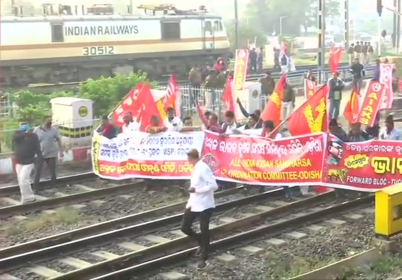 भारत बंद के दौरान उड़ीसा में ट्रेन रोकते लेफ्ट कार्यकर्ता व ट्रेड यूनियन से जुड़े लोग