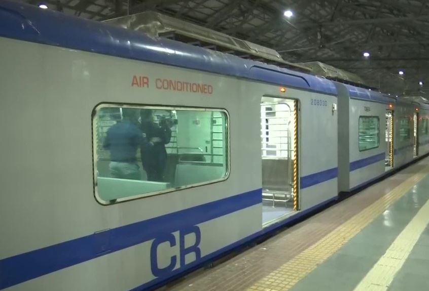 मुंबई लोकल की सेंट्रल लाइन पर 10 एसी ट्रेन चलाने का ऐलान
