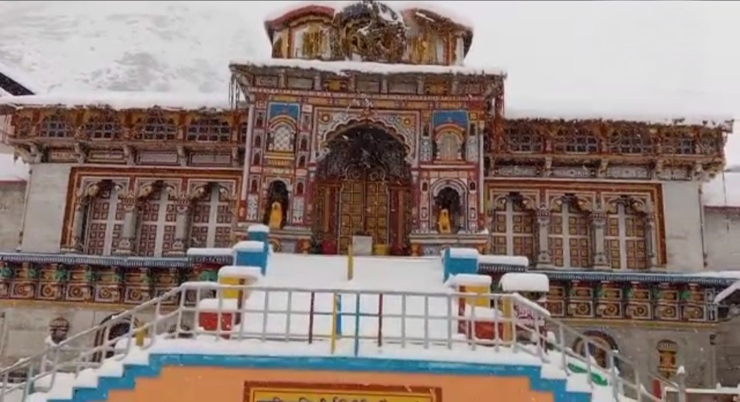 बर्फवारी से बदला भगवान बद्रीनाथ मंदिर का नजारा