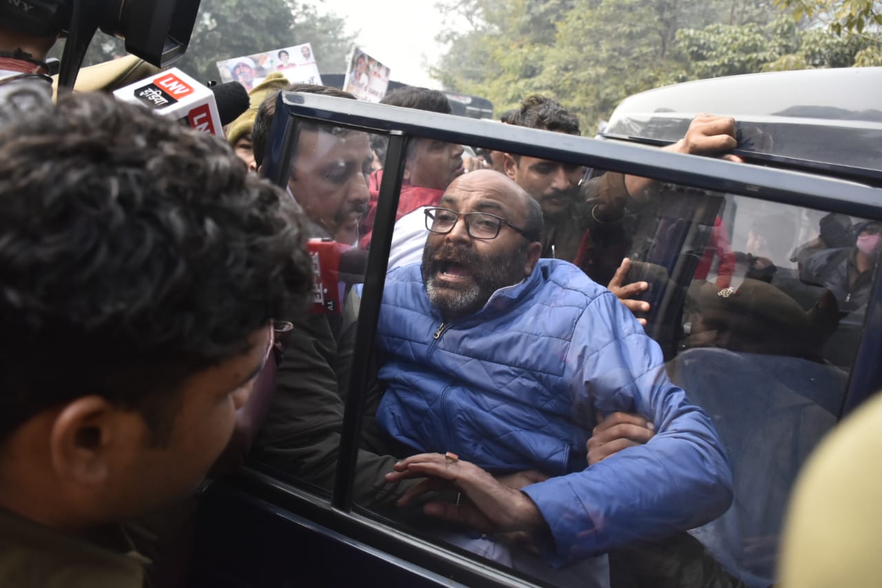 अजय कुमार लल्लू को गिरफ्तार करती पुलिस