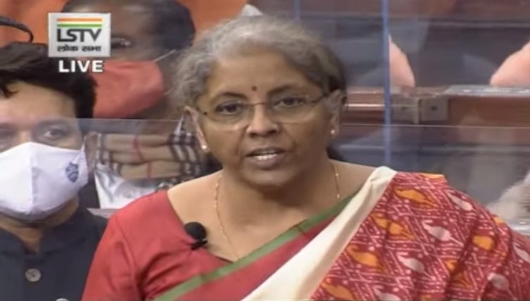 संसद में बजट पेश करतीं वित्त मंत्री निर्मला सीतारमण