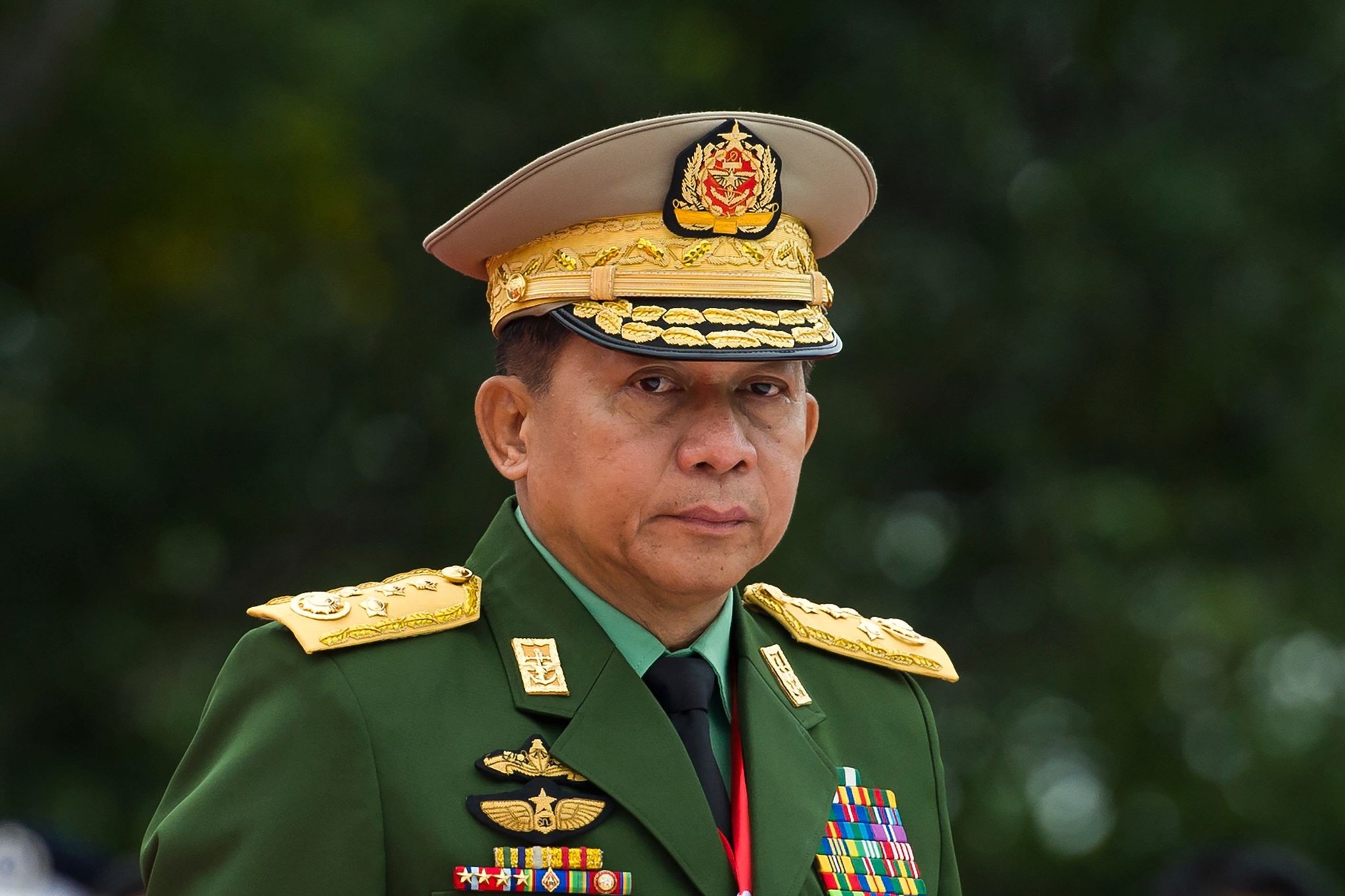 सेना के कमांडर-इन-चीफ मिन आंग ह्लाइंग के पास सत्ता
