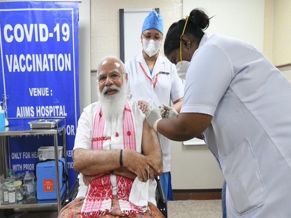 प्रधानमंत्री मोदी ने लगवाई कोरोना वायरस की वैक्‍सीन