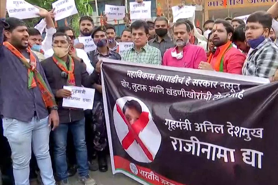 गृह मंत्री अनिल देशमुख के इस्तीफे की मांग को लेकर मुंबई में प्रदर्शन करते भाजपा कार्यकर्ता