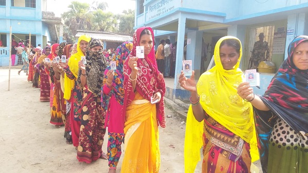 पश्चिम बंगाल में मतदान के लिए लाइन में खड़े लोग