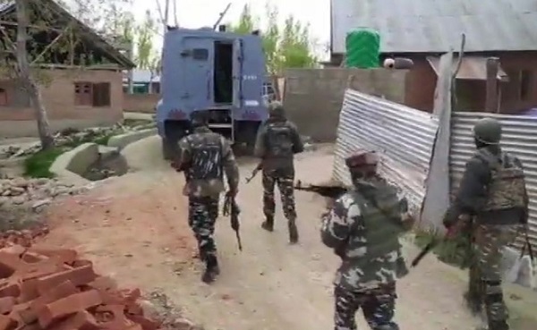 शोपियां के हदीपुरा में भारतीय सेना का सर्च ऑपरेशन जारी