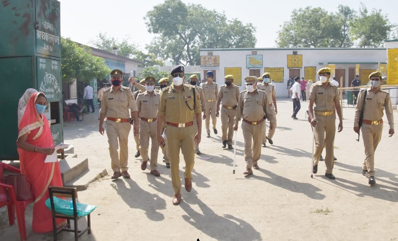 पुलिस टीम के साथ वोटिंग का जायजा लेते आईजी रेंज मेरठ