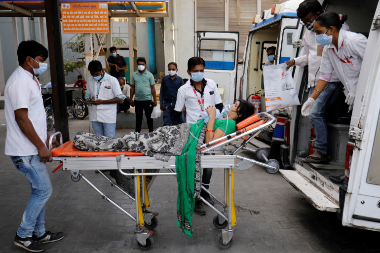 अस्पतालों में कोरोना मरीजों के पहुंचने का सिलसिला जारी (फाइल फोटो)