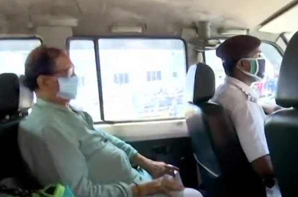 अस्पताल ले जाते हुए टीएमसी नेता सुब्रत मुखर्जी