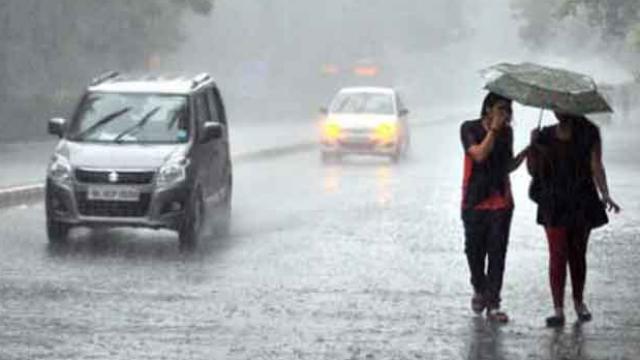 दिल्ली में लगातार बारिश से तापमान में भारी गिरावट (फाइल फोटो)