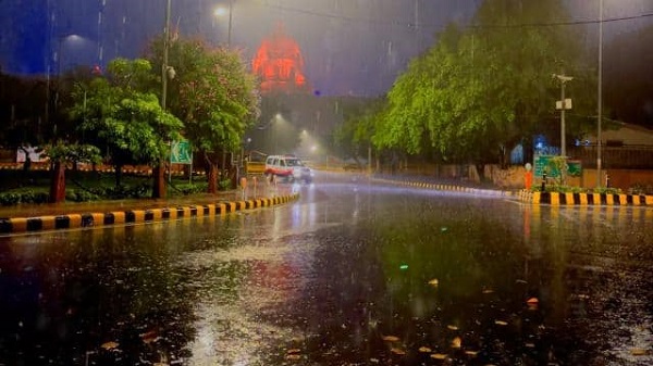 दिल्ली में बारिश ने बदला मौसम का मिजाज