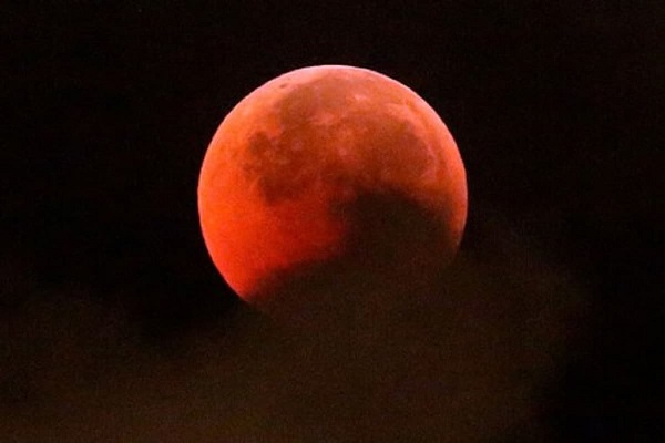 जानिए कब है चंद्र ग्रहण (फाइल फोटो)