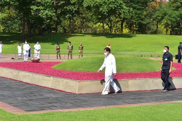 कांग्रेस नेता राहुल गांधी ने भारत के पहले प्रधानमंत्री जवाहरलाल नेहरू की पुण्यतिथि पर श्रद्धांजलि दी