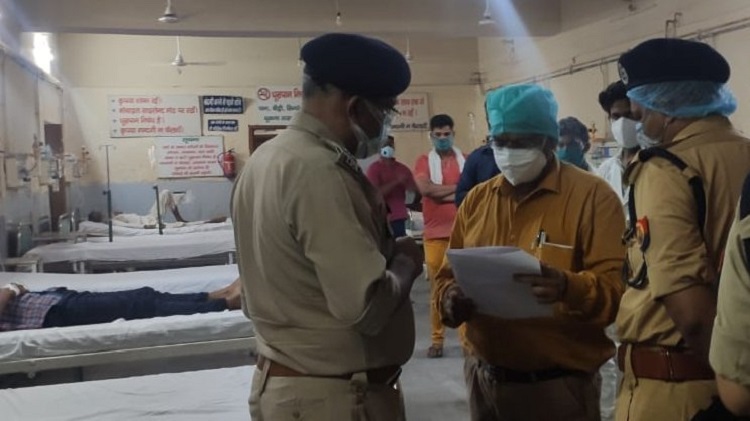 शराबकांड में गंभीर लोगों का हालचाल पूछने अलीगढ़ जिला अस्पताल पहुंची पुलिस
