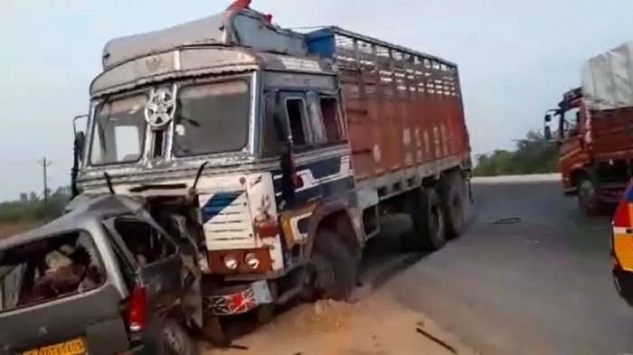 तारापुर इलाके में ट्रक-कार की टक्कर