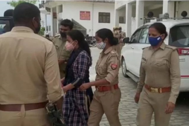 डीपीआरओ श्रेया मिश्रा को रंगे हाथों किया गया गिरफ्तार