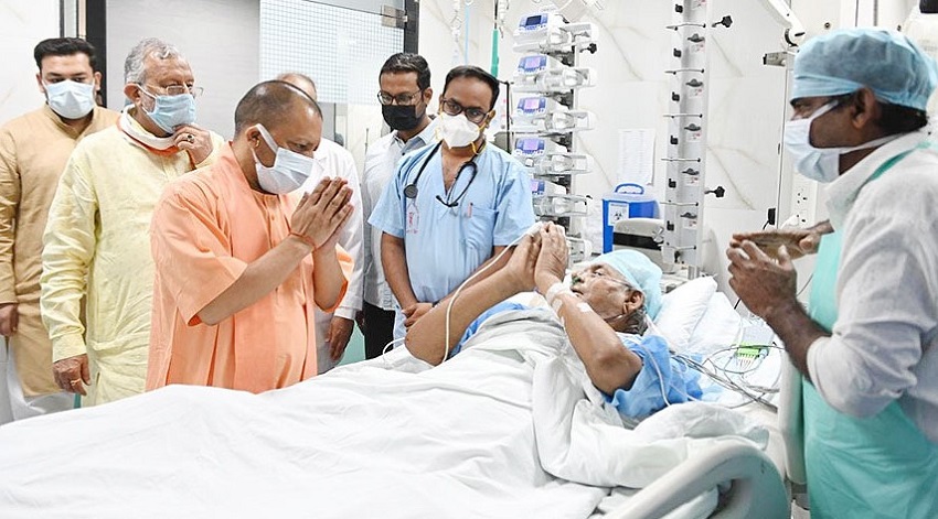 अस्पताल में कल्याण सिंह के स्वास्थ्य की जानकारी लेते सीएम योगी